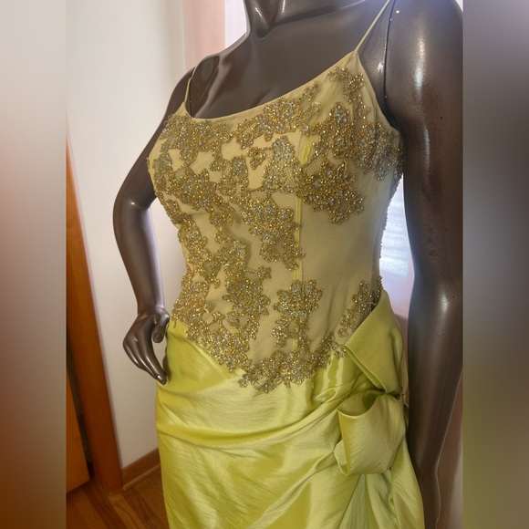 Elegant Green Evening Gown with nude Embellished Bodice. - Picture 3 of 8